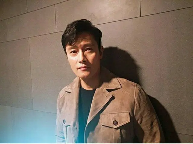 韓国俳優イ・ビョンホンが自身のインスタグラムに掲載した渋い雰囲気を漂わせている写真に、妻で女優のイ・ミンジョンがつけたコメントが話題になっている。 （写真提供:OSEN）
