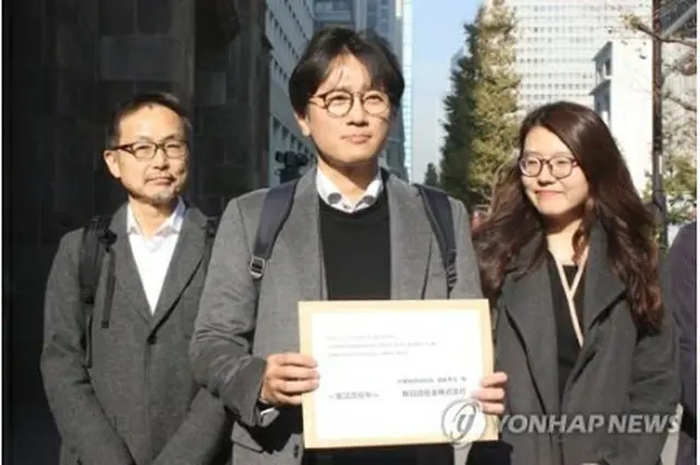 昨年12月4日、判決の履行を求める協議要請書を手渡すため、新日鉄本社を訪れた原告の代理人ら＝（聯合ニュース）