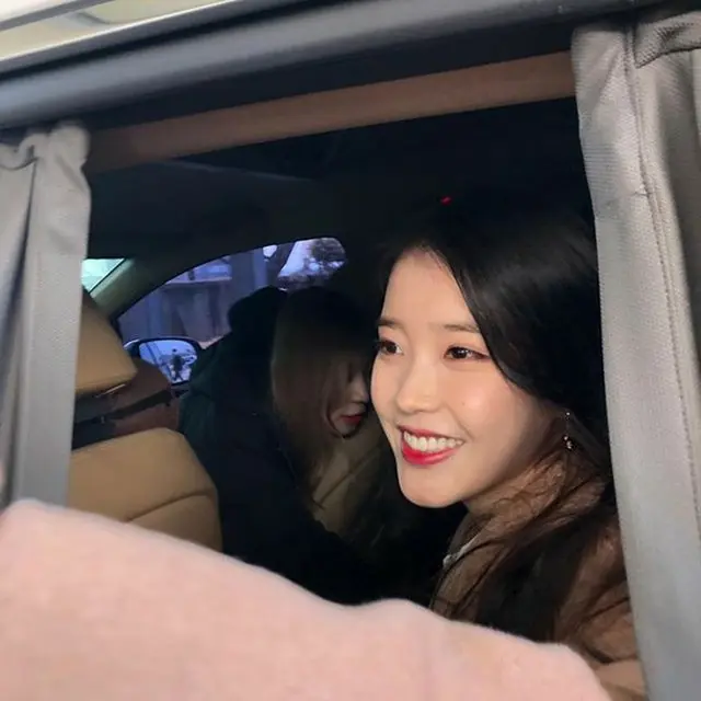 韓国歌手IU（アイユー）が、ファンの卒業式にプライズ訪問して話題を呼んでいる。（写真提供:OSEN）