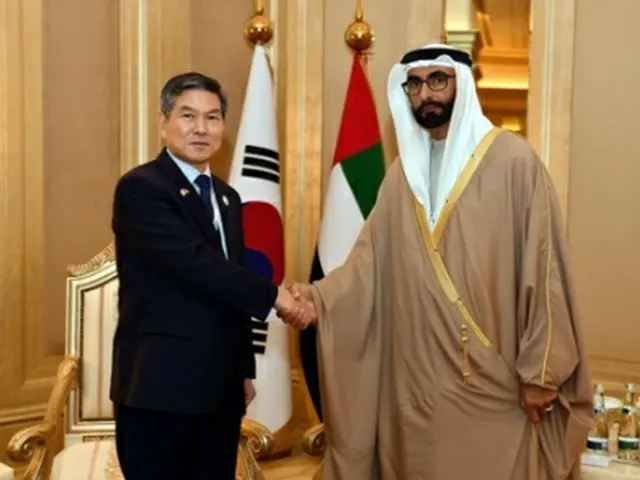 握手を交わす鄭氏（左）とボワルディ氏（国防部提供）＝（聯合ニュース）