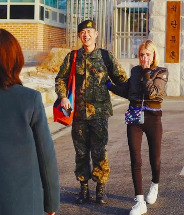 17日午前、1年9か月の現役軍服務を終え、兵長として満期除隊したラッパー、Beenzino。（提供:OSEN）