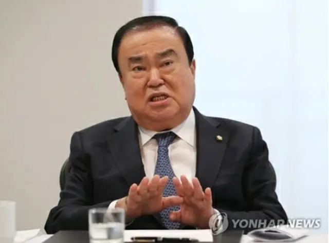 ロサンゼルス市内のホテルで、訪米に同行した記者団からの質問に答える文議長＝１５日、ロサンゼルス（聯合ニュース）