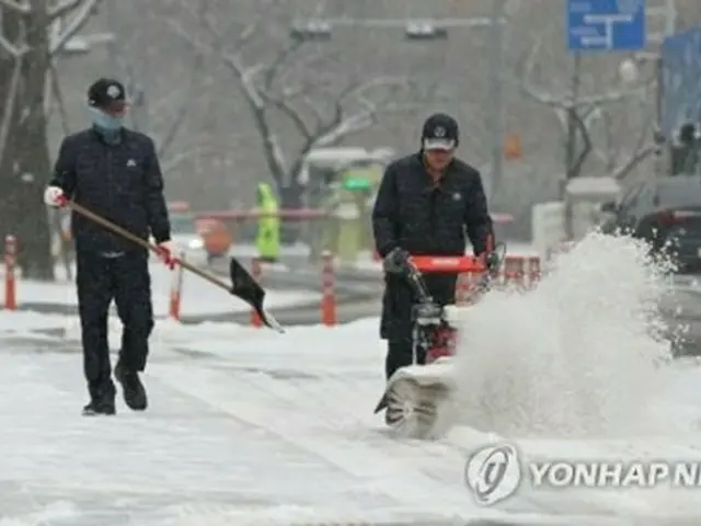 ソウル市内の除雪作業の様子（資料写真）＝（聯合ニュース）