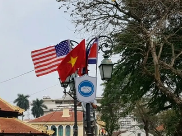 ハノイ市内に掲げられた北朝鮮と米国、ベトナムの国旗と会談のエンブレム＝（聯合ニュース）