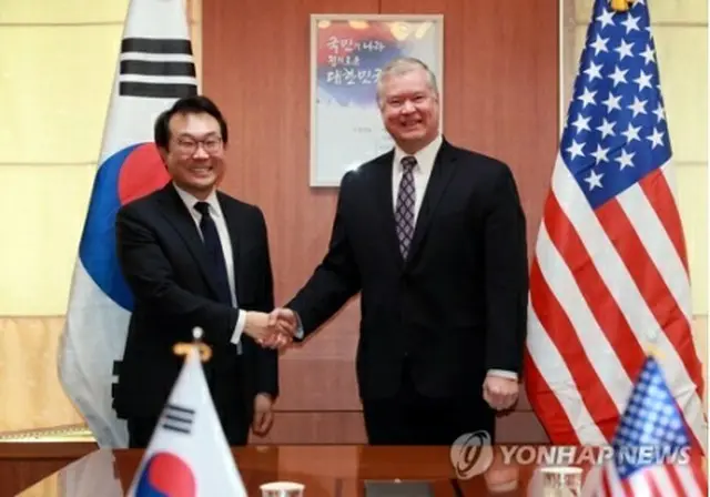 ２月９日、ソウルで会談した李氏（左）とビーガン氏＝（聯合ニュース）