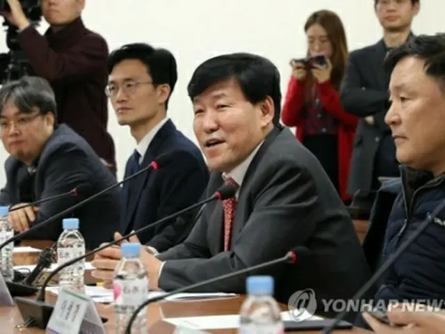 発言する李哲洙委員長（前列右から２人目）＝１９日、ソウル（聯合ニュース）