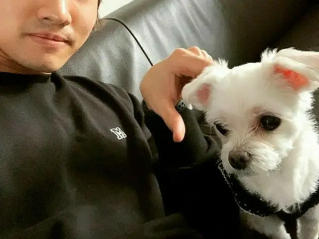 韓国ボーイズグループ「東方神起」のチャンミンが18日、自身のSNSに「かわいい僕の娘と」というコメントと共に写真を掲載し、話題になっている。（写真提供:OSEN）