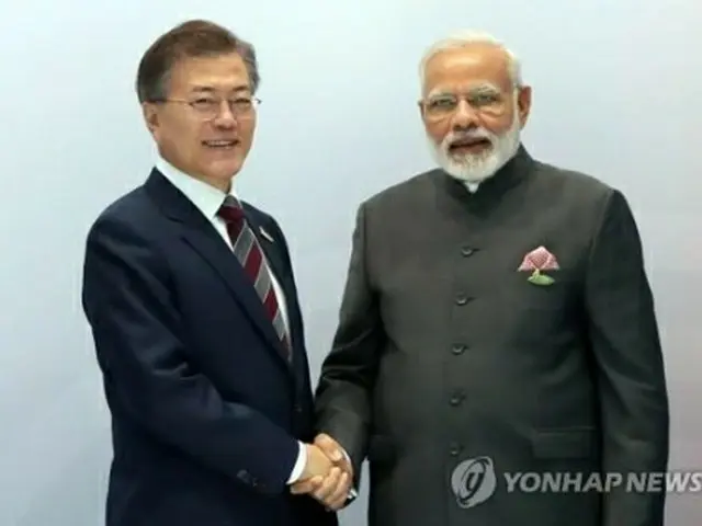 握手を交わす文大統領（左）とモディ首相（資料写真）＝（聯合ニュース）