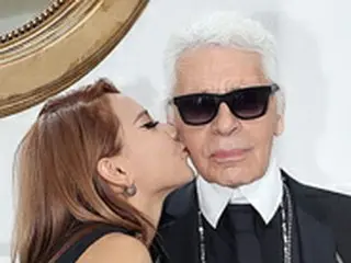 元「2NE1」CL、故カール・ラガーフェルド氏の頬にキス… 「私たちはあなたを愛してる」