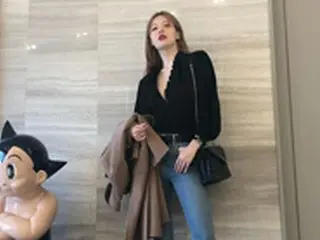 歌手ヒョナ、胸元が大胆にあいたブラックシャツ＋ピンヒールで完ぺきスタイリング