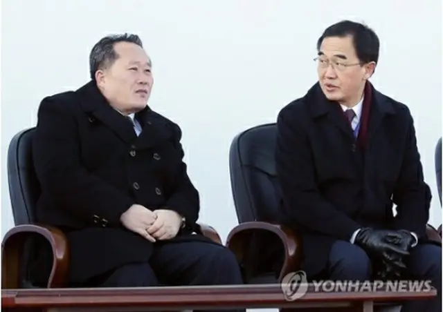 趙明均長官（右）と李善権委員長（資料写真、写真共同取材団）＝（聯合ニュース）