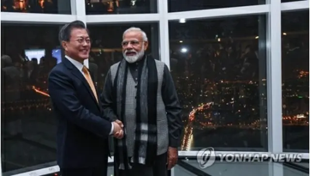 ロッテワールドタワーの展望台を訪れた文大統領（左）とモディ首相＝２１日、ソウル（聯合ニュース）