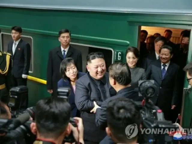 先月、専用列車で北京に到着した金委員長＝（朝鮮中央通信＝聯合ニュース）