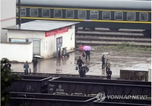線路を点検する中国関係者たち＝（聯合ニュース）