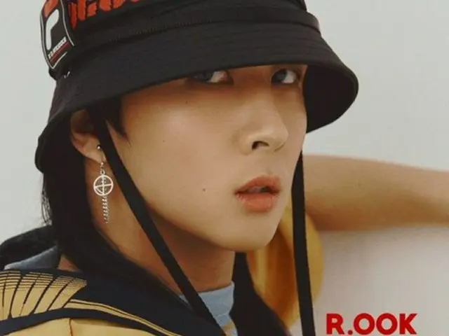 「VIXX」ラビが3月5日にリリースする2ndミニアルバム「R.OOK BOOK」の第3弾オフィシャルフォトを公開した。（提供:OSEN）