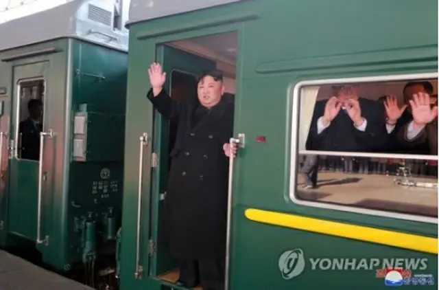 平壌駅で専用列車から手を振る金委員長＝（朝鮮中央通信＝聯合ニュース）