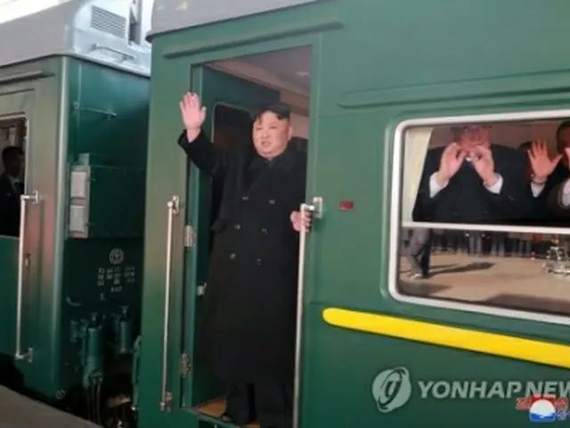 平壌駅で専用列車から手を振る金委員長＝（朝鮮中央通信＝聯合ニュース）