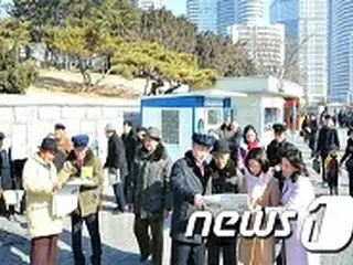 北朝鮮の新聞、金正恩氏の歴史的訪問報道に接する住民らの姿を公開