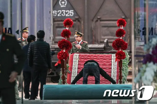 金正恩氏が到着するドンダン駅にレッドカーペット登場
