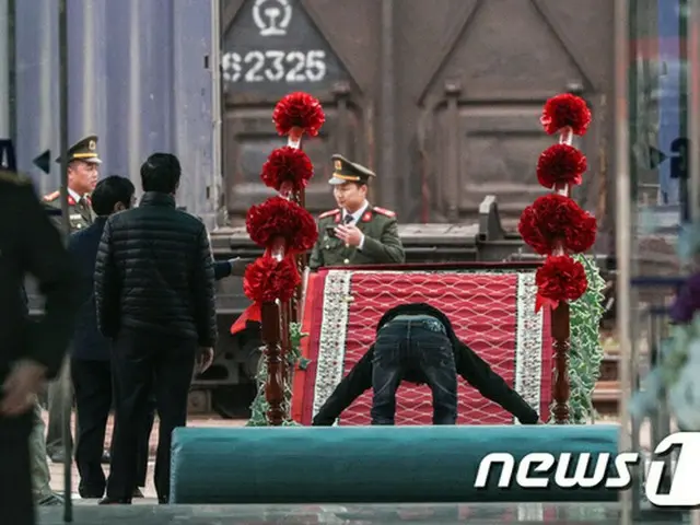 金正恩氏が到着するドンダン駅にレッドカーペット登場