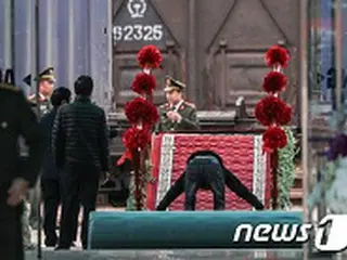 金正恩氏が到着するドンダン駅にレッドカーペット登場