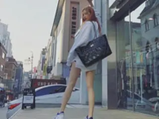 歌手ヒョナ、春を探しに散歩中… 美脚が話題に