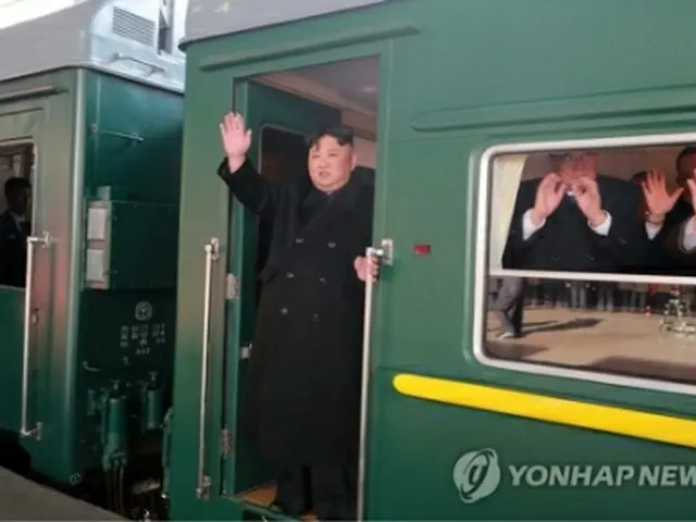 平壌出発時、特別列車から手を振る金正恩氏＝（聯合ニュース）