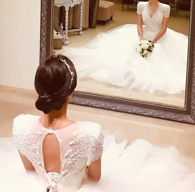 結婚控えた「Click-B」キム・サンヒョク、プレ花嫁の後ろ姿を公開（画像:OSEN）