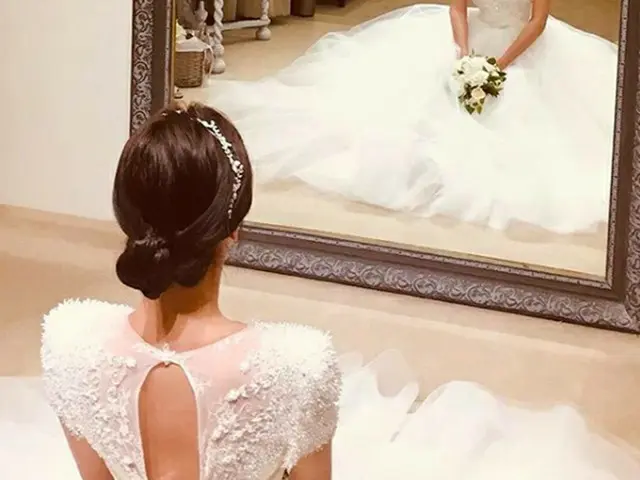 結婚控えた「Click-B」キム・サンヒョク、プレ花嫁の後ろ姿を公開（画像:OSEN）