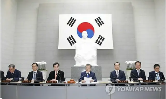 独立運動家、金九（キム・グ）の記念館で閣議を開く文大統領（中央）＝２６日、ソウル（聯合ニュース）