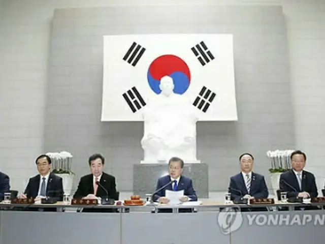 独立運動家、金九（キム・グ）の記念館で閣議を開く文大統領（中央）＝２６日、ソウル（聯合ニュース）