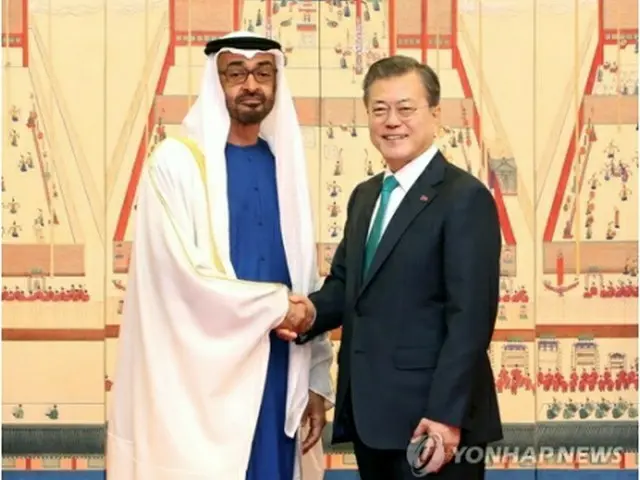 握手を交わす文大統領（右）とムハンマド皇太子＝27日、ソウル（聯合ニュース）