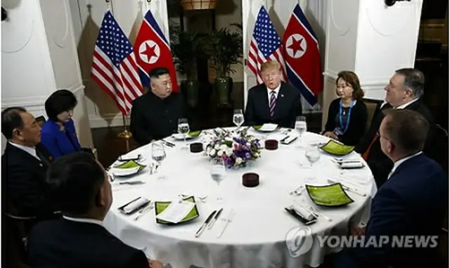 夕食会の様子＝２７日、ハノイ（ＡＰ＝聯合ニュース）