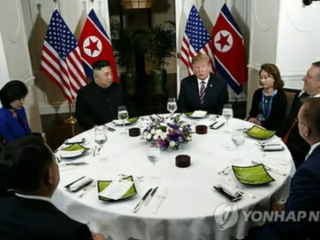 夕食会の様子＝２７日、ハノイ（ＡＰ＝聯合ニュース）
