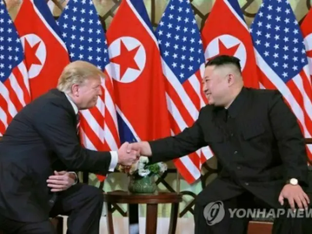 握手を交わす金委員長（右）とトランプ大統領＝27日、ハノイ（労働新聞＝聯合ニュース）