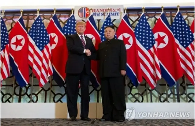 ２回目の米朝首脳会談を始める前に握手するトランプ大統領（左）と金正恩委員長＝２７日、ハノイ（ＡＦＰ＝聯合ニュース）