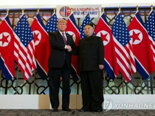 ２回目の米朝首脳会談を始める前に握手するトランプ大統領（左）と金正恩委員長＝２７日、ハノイ（ＡＦＰ＝聯合ニュース）
