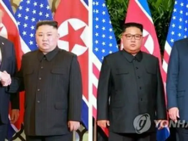 ２７日夜、ベトナムで約８カ月ぶりに再会した金委員長とトランプ大統領＝（朝鮮中央通信＝聯合ニュース）