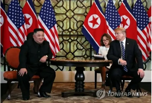 会談する金委員長（左）とトランプ大統領＝２８日、ハノイ（ＡＦＰ＝聯合ニュース）