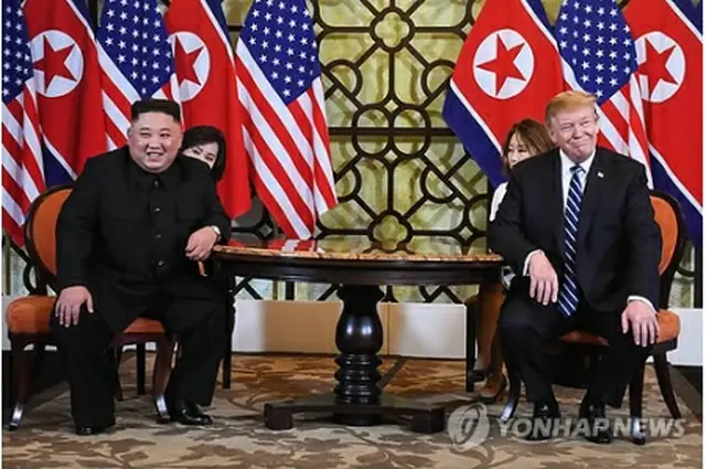 米朝首脳会談の冒頭で笑顔を見せる両首脳＝28日、ハノイ（AFP＝聯合ニュース）