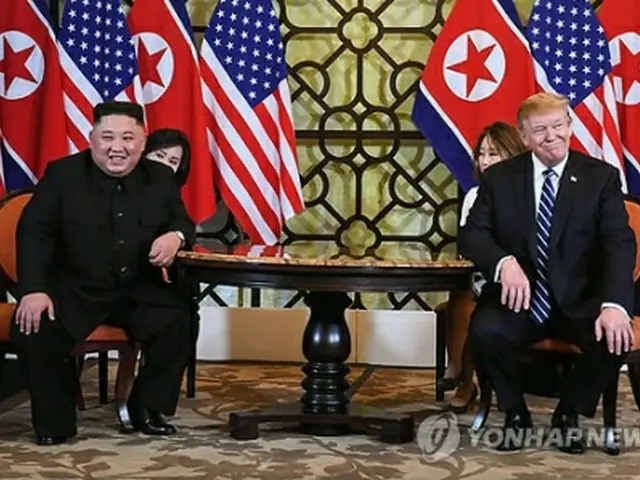 米朝首脳会談の冒頭で笑顔を見せる両首脳＝28日、ハノイ（AFP＝聯合ニュース）