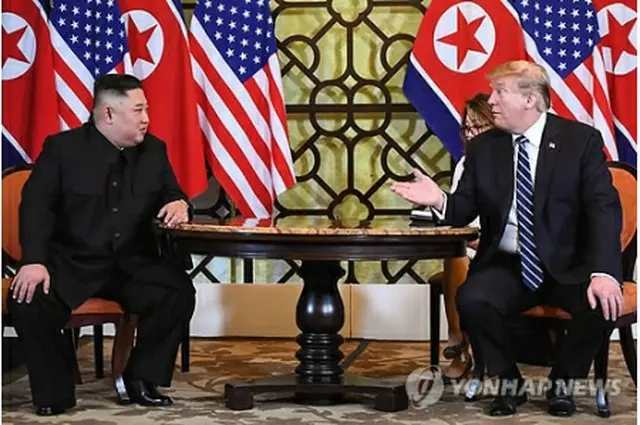 会談を行う金委員長（左）とトランプ大統領＝２８日、ハノイ（ＡＦＰ＝聯合ニュース）