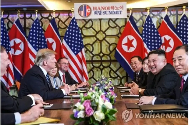 トランプ大統領と会談する金正恩氏（右列、手前から２人目）＝２８日、ハノイ（ＡＦＰ＝聯合ニュース）