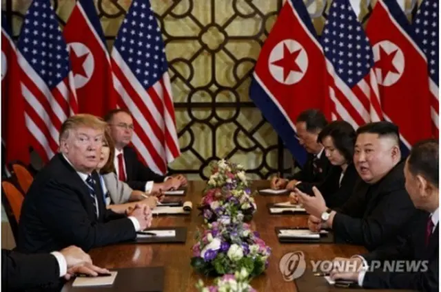 会談する米朝首脳＝２８日、ハノイ（ＡＰ＝聯合ニュース）