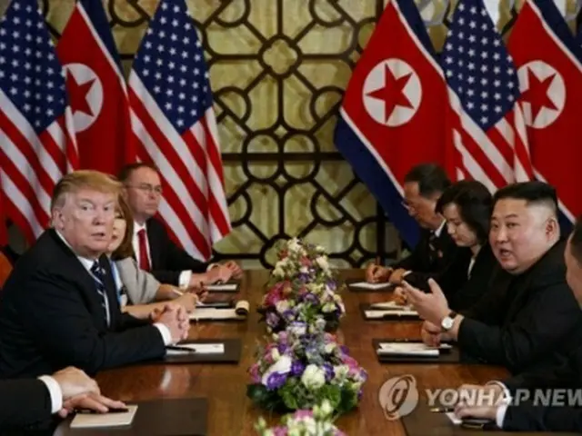 会談する米朝首脳＝２８日、ハノイ（ＡＰ＝聯合ニュース）