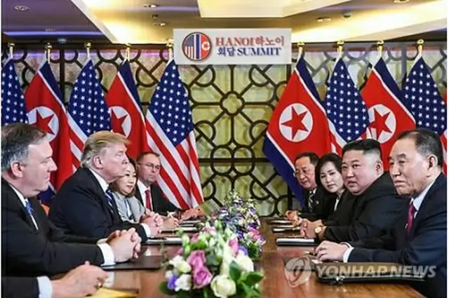 会談する米朝首脳＝２８日、ハノイ（ＡＦＰ＝聯合ニュース）