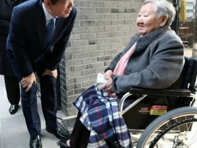 展示会場で慰安婦被害者の吉元玉（キル・ウォンオク）さんにあいさつする朴市長＝28日、ソウル（聯合ニュース）