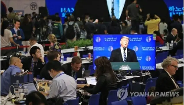 メディアセンターでトランプ大統領の会見を見守る記者団＝２８日、ハノイ（聯合ニュース）