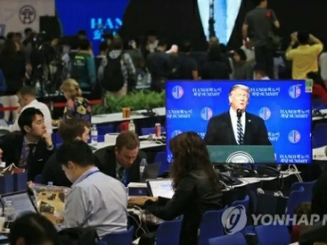 メディアセンターでトランプ大統領の会見を見守る記者団＝２８日、ハノイ（聯合ニュース）