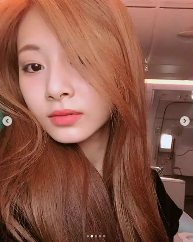 韓国ガールズグループ「TWICE」メンバーのツウィが明るい髪色でイメチェンし、話題を呼んでいる。（写真提供:OSEN）